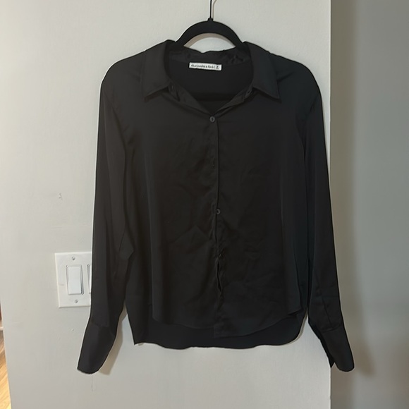 Abercrombie & Fitch Long-Sleeve Satin Button-Up Shirt - Picture 9 of 10